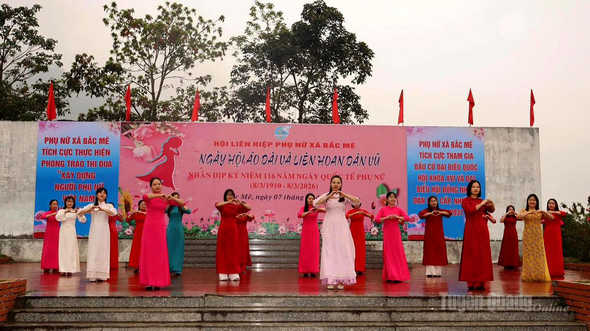 Những tiết mục dân vũ được dàn dựng công phu trên nền các ca khúc ca ngợi quê hương, đất nước và người phụ nữ Việt Nam.