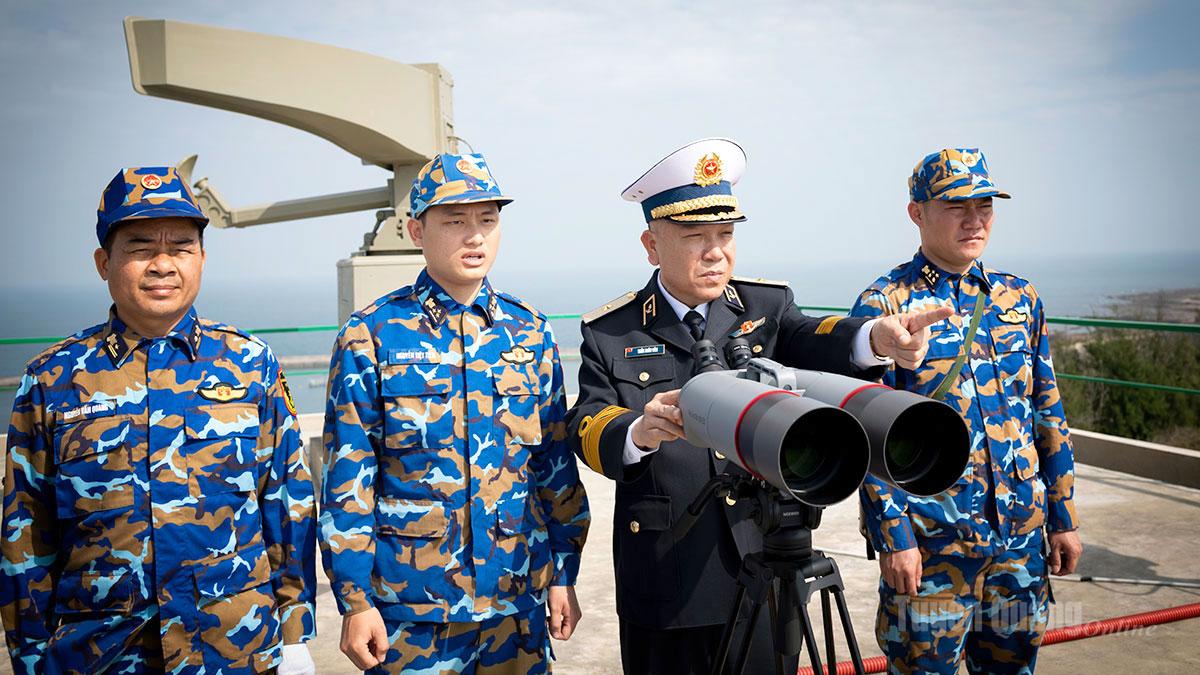 Officers and soldiers of Radar Station 490, Regiment 151, Naval Region 1 consistently maintain a high level of combat readiness.