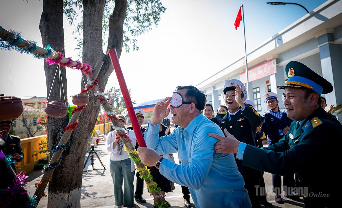 Recreational, cultural, and artistic activities are regularly organized for officers and soldiers on Bach Long Vi Island, creating a joyful and warm atmosphere that helps ease homesickness in this distant outpost.