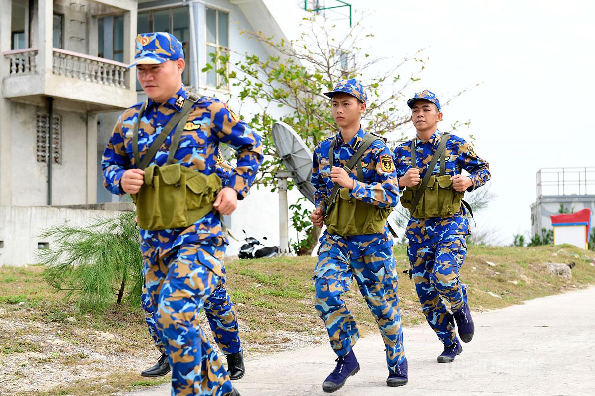 A high level of vigilance is always a top priority for officers and soldiers stationed in the Bach Long Vi Special Zone.