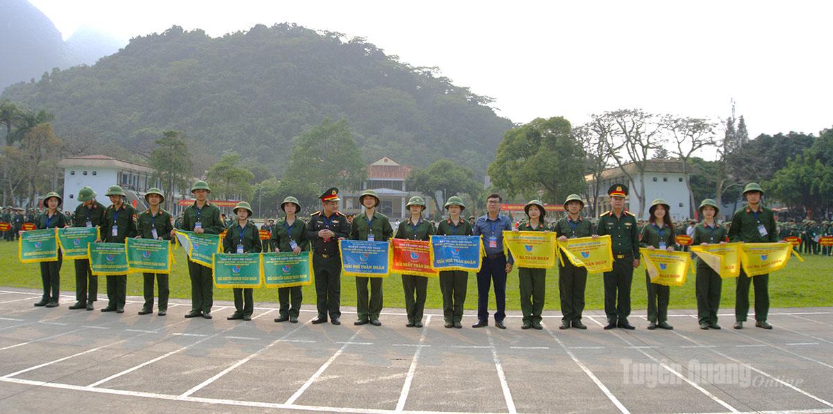  Kết thúc Hội thao Giáo dục Quốc phòng - An ninh học sinh THPT tỉnh Tuyên Quang năm 2026, Ban tổ chức đã trao 15 giải toàn đoàn, 9 giải đồng đội, 53 giải cá nhân cho các tập thể, cá nhân đạt thành tích cao.