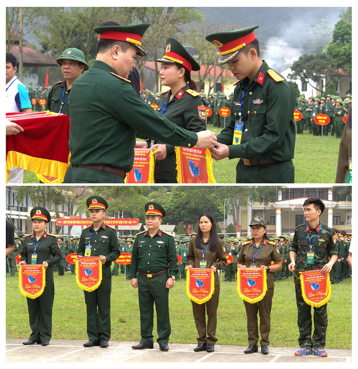 Ban Tổ chức trao cờ lưu niệm cho các trường THPT tham gia hội thao.