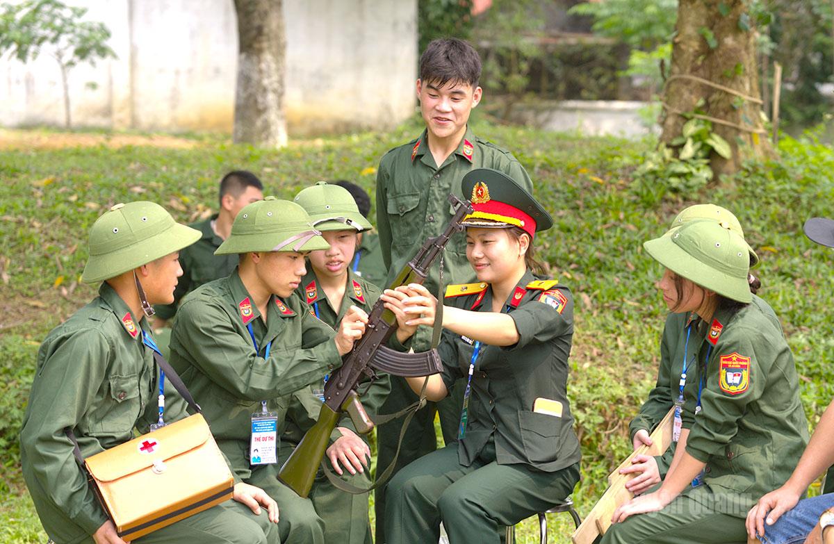 Huấn luyện viên nhắc nhở, động viên các thí sinh trước giờ thi đấu.