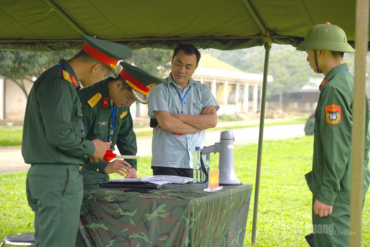  Ban Giám khảo phổ biến nội dung thi đấu.