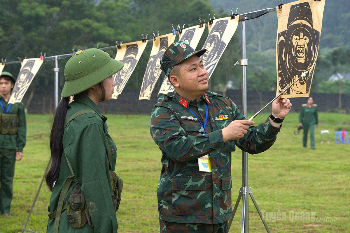 Ảnh 11: Cán bộ chấm thi công bố điểm nội dung thi Bắn đạn thật súng tiểu liên AK.