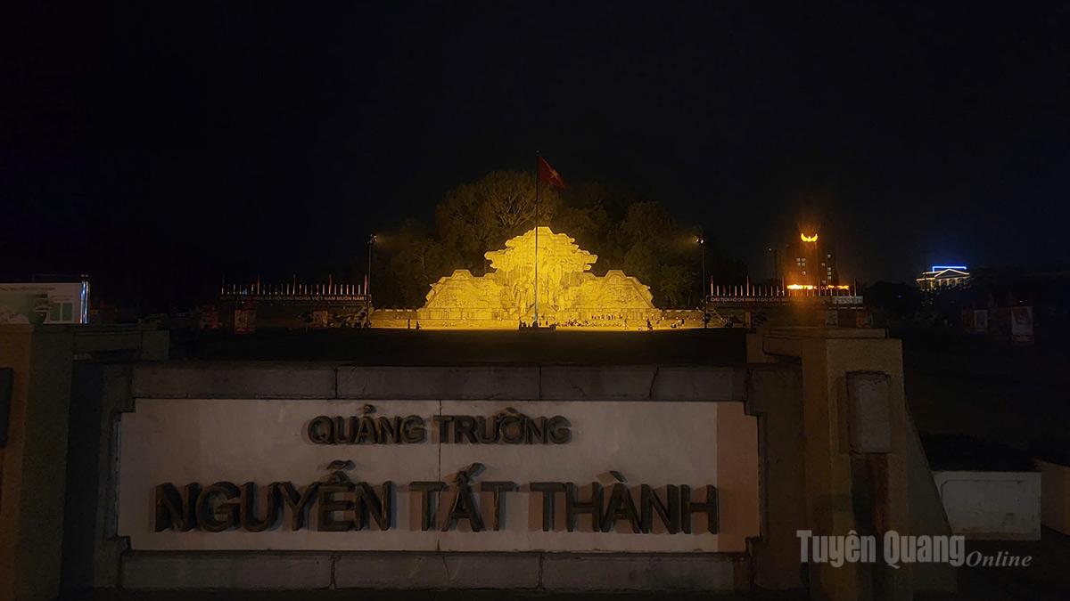 Quảng trường Nguyễn Tất Thành (phường Minh Xuân) thực hiện tắt bớt các thiết bị chiếu sáng, hưởng ứng Giờ Trái đất năm 2026.