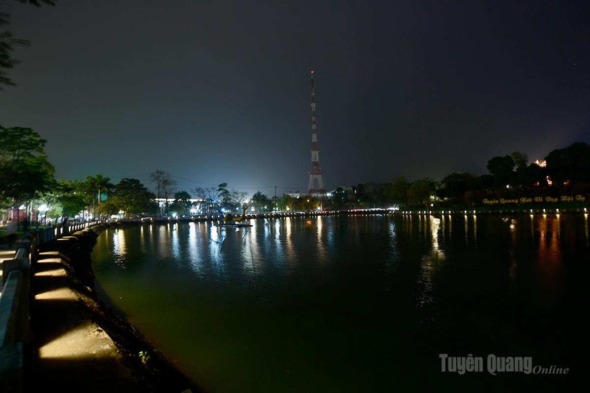 Tháp truyền hình của Báo và phát thanh, truyền hình Tuyên Quang thực hiện tắt thiết bị chiếu sáng trang trí hưởng ứng Giờ Trái đất.