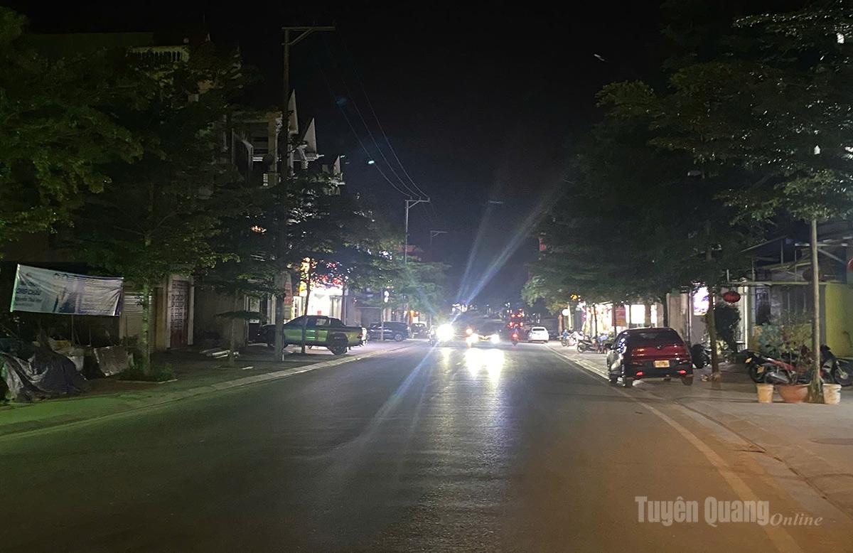 Đường Nguyễn Văn Linh, phường Hà Giang 1, tắt hết đèn đường chiếu sáng hưởng ứng Giờ trái đất.