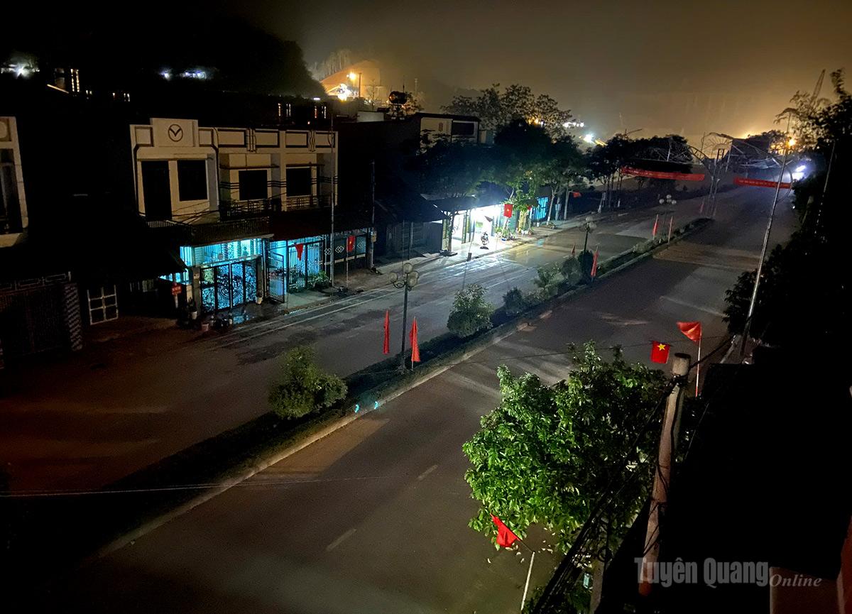 Nhiều trục đường trên địa bàn xã Nà Hang tắt điện hưởng ứng Giờ Trái đất.