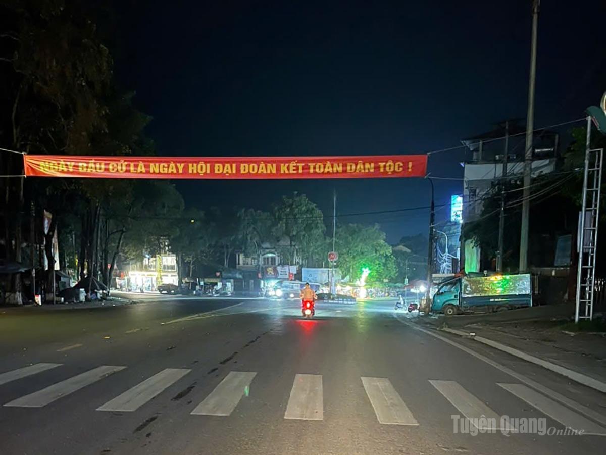 Các trục đường chính trên địa bàn xã Chiêm Hóa tắt bớt thiết bị chiếu sáng.
