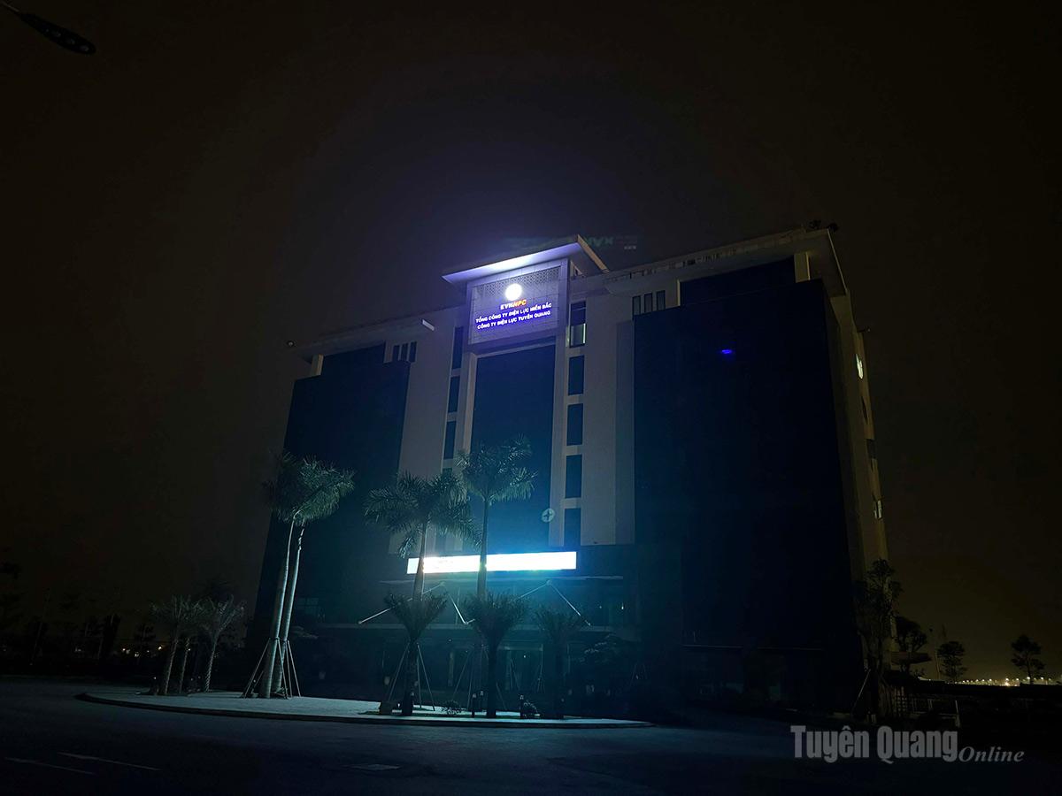 Trụ sở Công ty Điện lực Tuyên Quang tắt bớt các thiết bị điện hưởng ứng Giờ Trái đất.