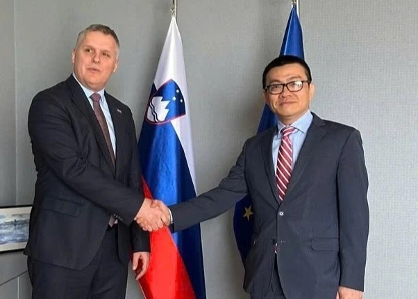 Viet Nam’s Ambassador to Austria and Slovenia Vu Le Thai Hoang (right) and Slovenia’s Minister of the Environment, Climate and Energy Bojan Kumer.