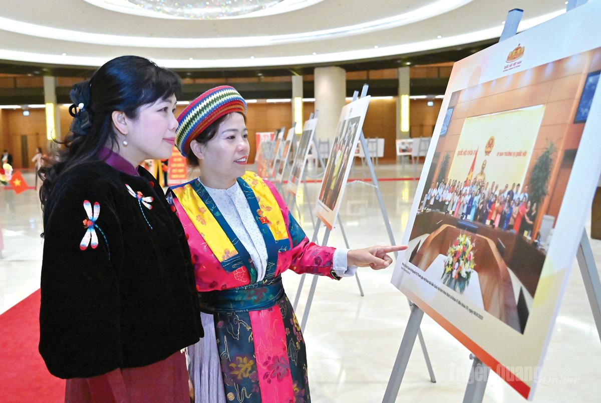 Đồng chí Lý Thị Lan, ủy viên Ban Thường vụ Tỉnh ủy, Trưởng đoàn ĐBQH hoạt động chuyên trách tỉnh Tuyên Quang tham quan Triển lãm “80 năm Quốc hội Việt Nam đồng hành cùng dân tộc”.