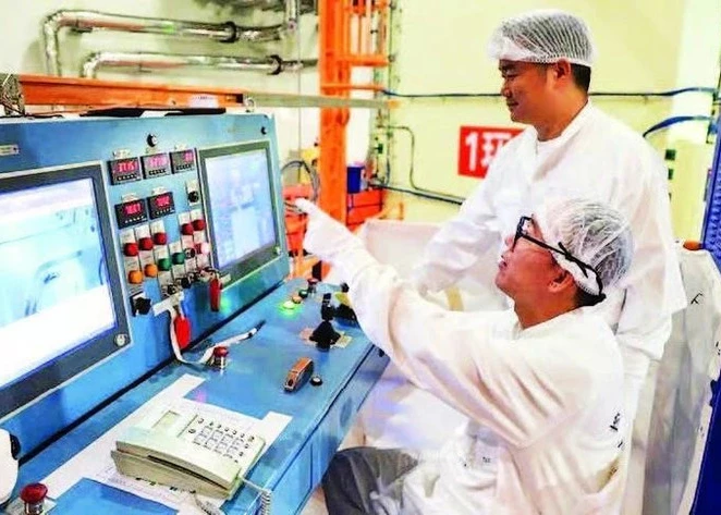 Engineers operate a nuclear power plant in Guangdong, China. (Photo: Xinhua)