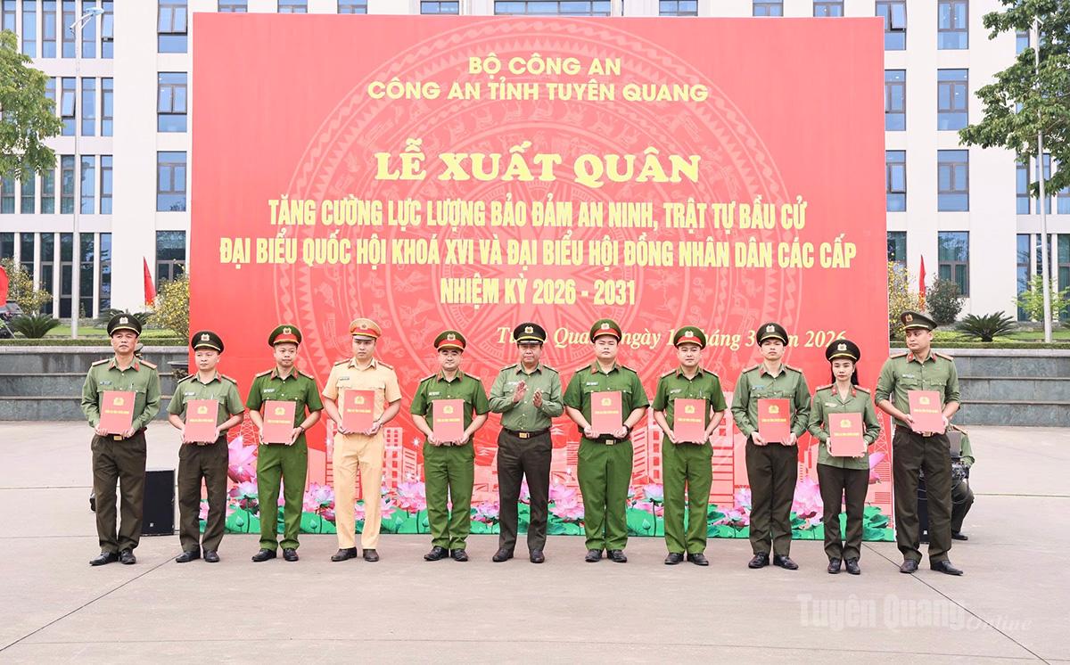 Thiếu tướng Nguyễn Đức Thuận, Giám đốc Công an tỉnh trao quyết định cho cán bộ chiến sĩ được tăng cường đến nhận nhiệm vụ tại các đơn vị cơ sở.