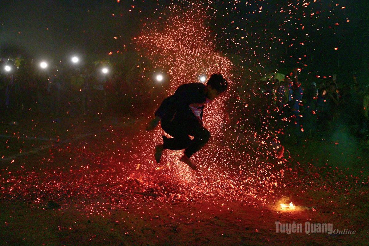Nghi lễ nhảy lửa của dân tộc Dao đỏ xã Phù Lưu thu hút nhân dân, du khách tới xem.