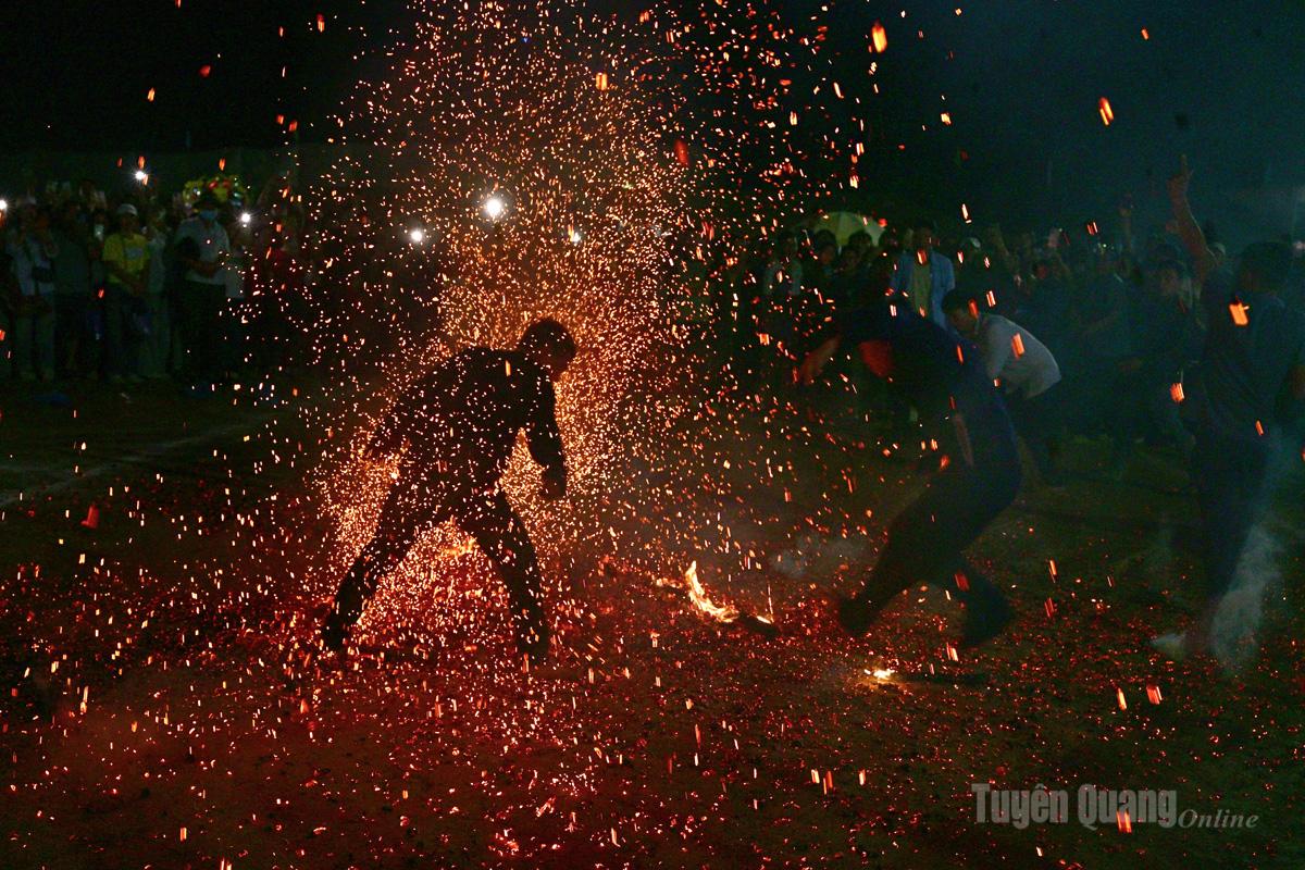 Những cú nhảy khiến du khách reo hò, mãn nhãn.