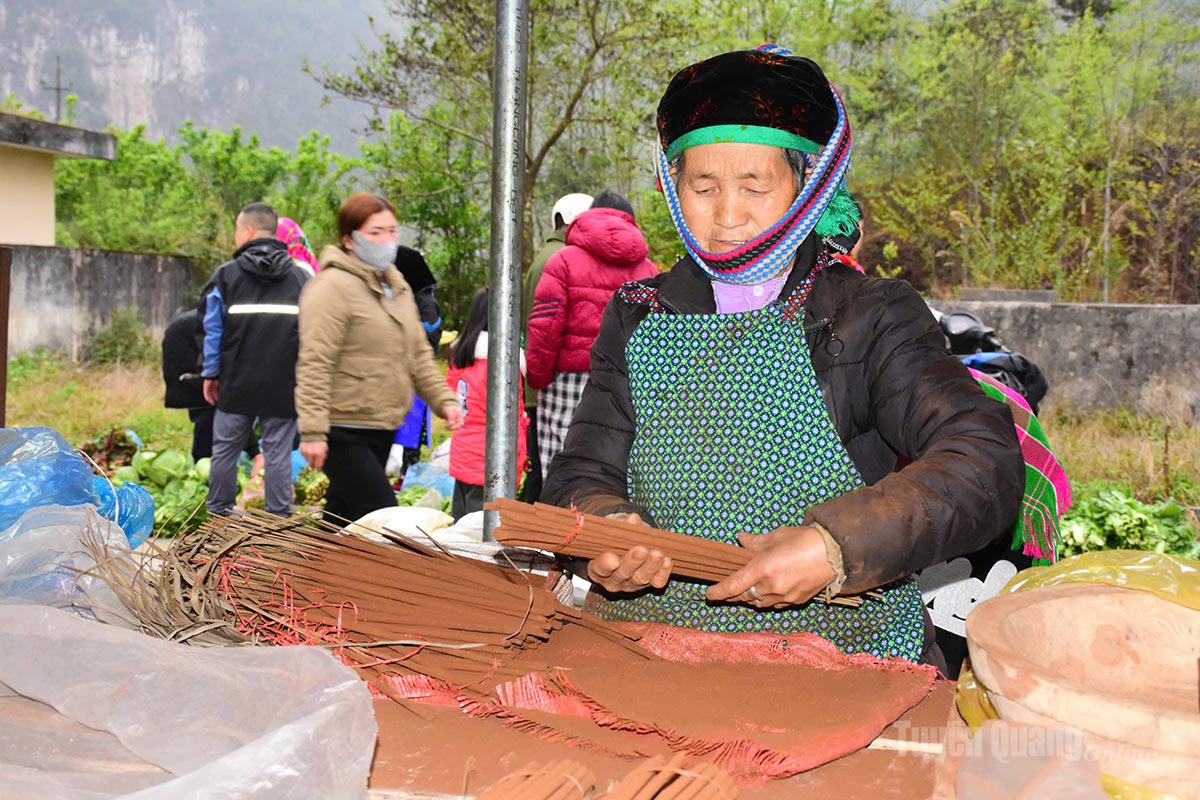 Many handmade goods produced by local people are displayed at the Pho Bang market.