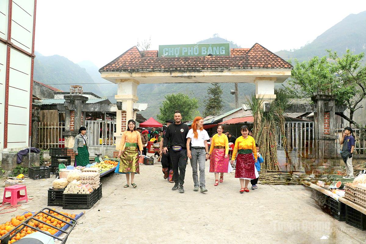 Du khách trải nghiệm chợ phiên Phố Bảng.