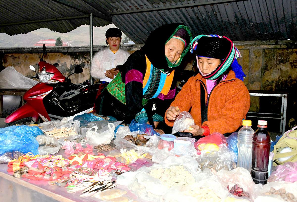 A wide variety of goods are sold at the Pho Bang market.