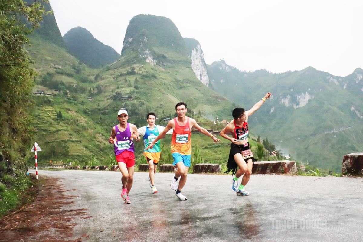 Đèo Mã Pì lèng – cung đường thi đấu hấp dẫn dành cho các vận động viên tham gia giải.