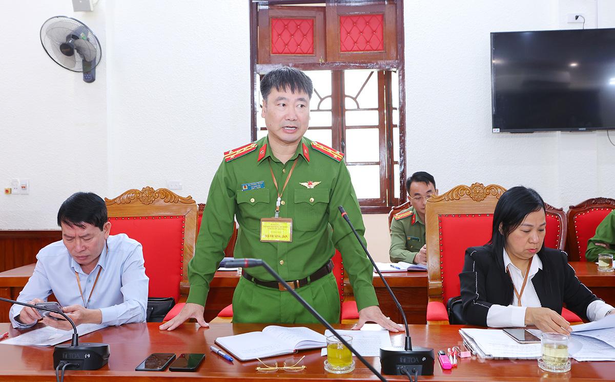 Đồng chí Ma Quang Trung, Phó Giám đốc Công an tỉnh, Ủy viên Ủy ban Bầu cử tỉnh phát biểu ý kiến.