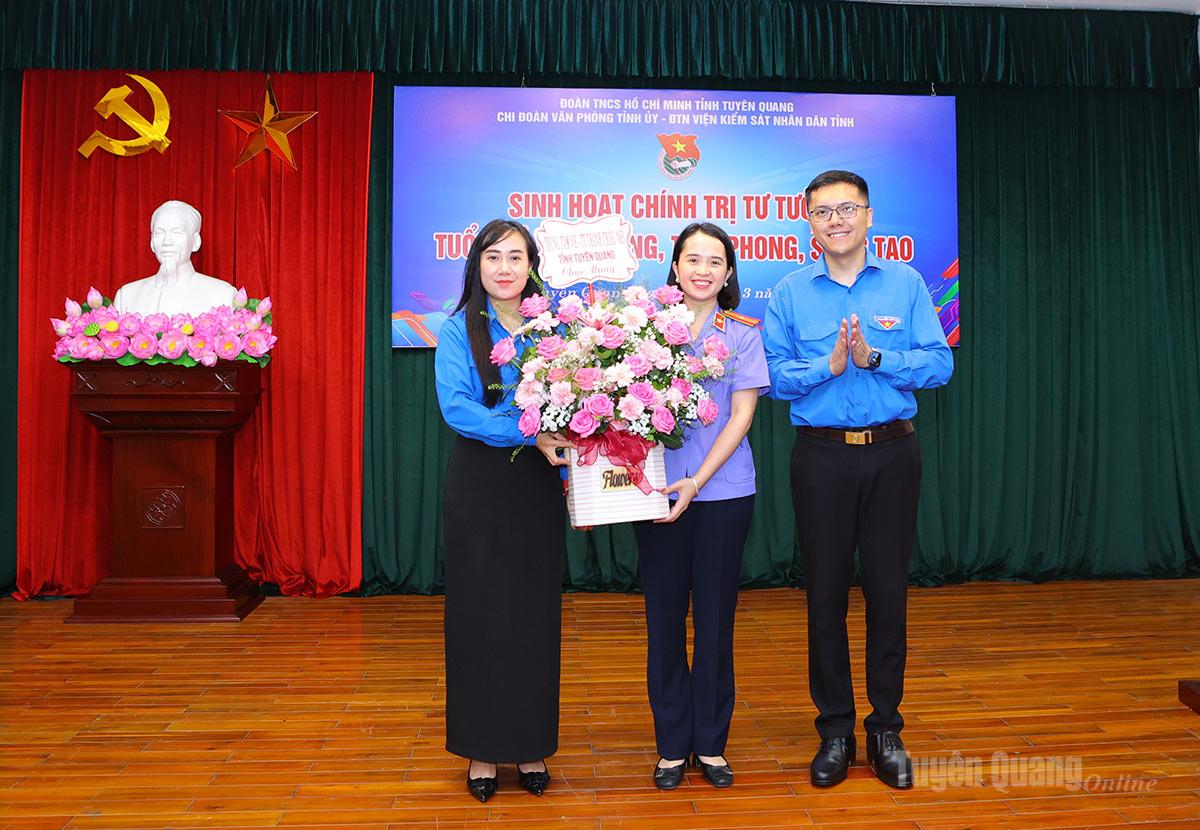 Lãnh đạo Tỉnh đoàn tặng hoa  Chi đoàn Văn phòng Tỉnh ủy và Đoàn Thanh niên Viện Kiểm sát nhân dân tỉnh.