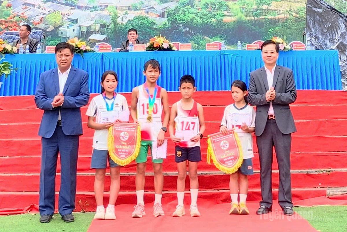 Trưởng ban Tổ chức Tỉnh ủy Trần Quang Minh trao giải cho c&aacute;c vận động vi&ecirc;n tham gia giải chạy.