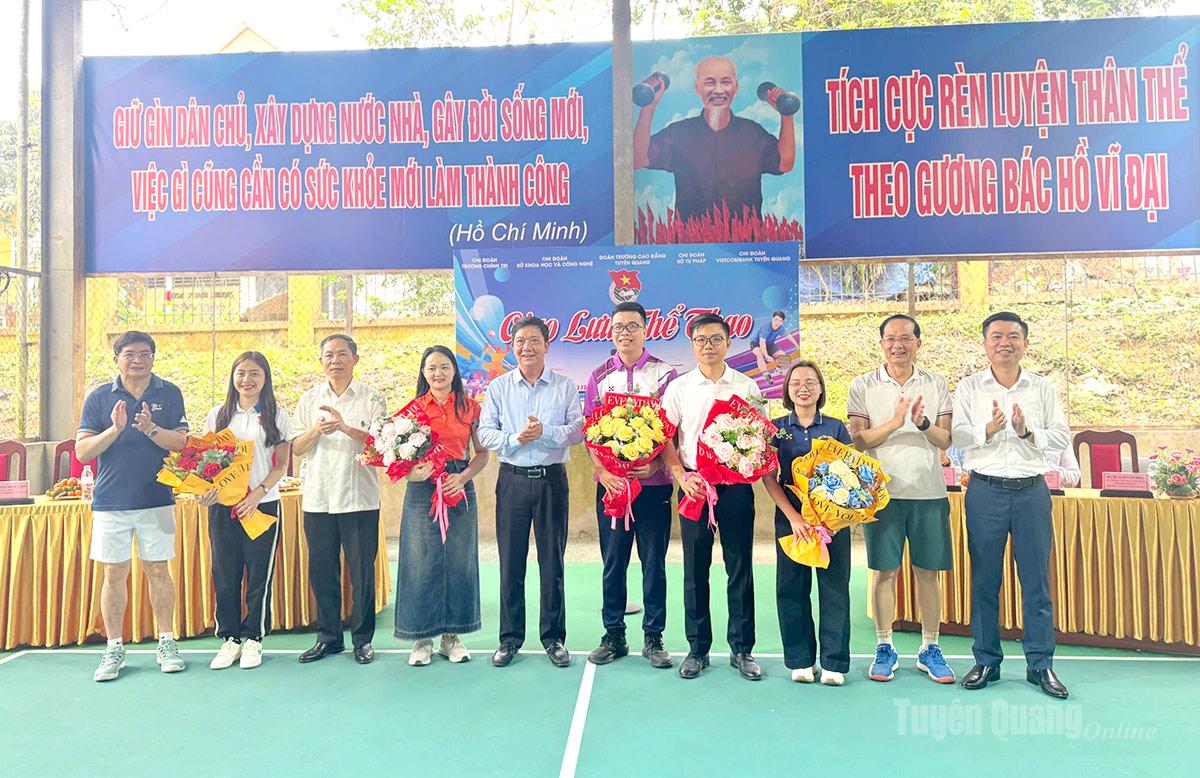 Đại biểu trao hoa cho đại diện các đội tham gia giao lưu thể thao Tháng Thanh niên năm 2026.