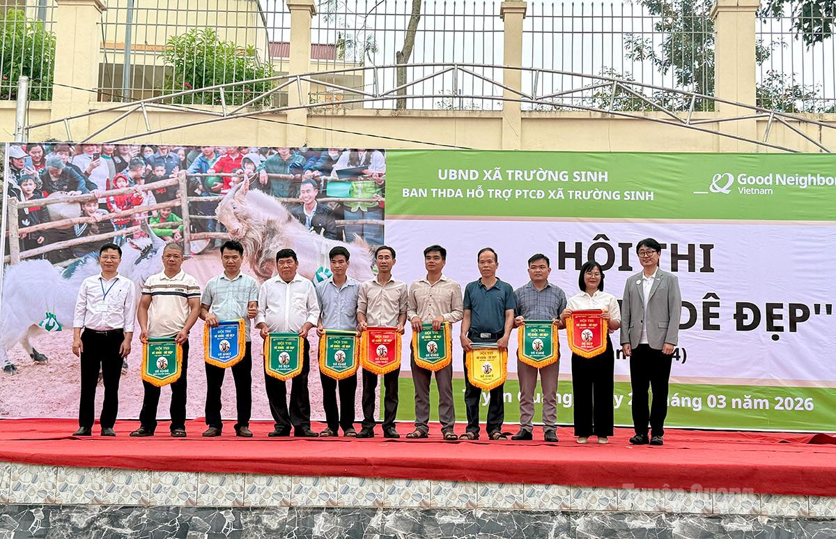Ban tổ chức trao giải cho các đội thi tại Hội thi “Dê Khỏe – Dê Đẹp” lần thứ 4 năm 2026.