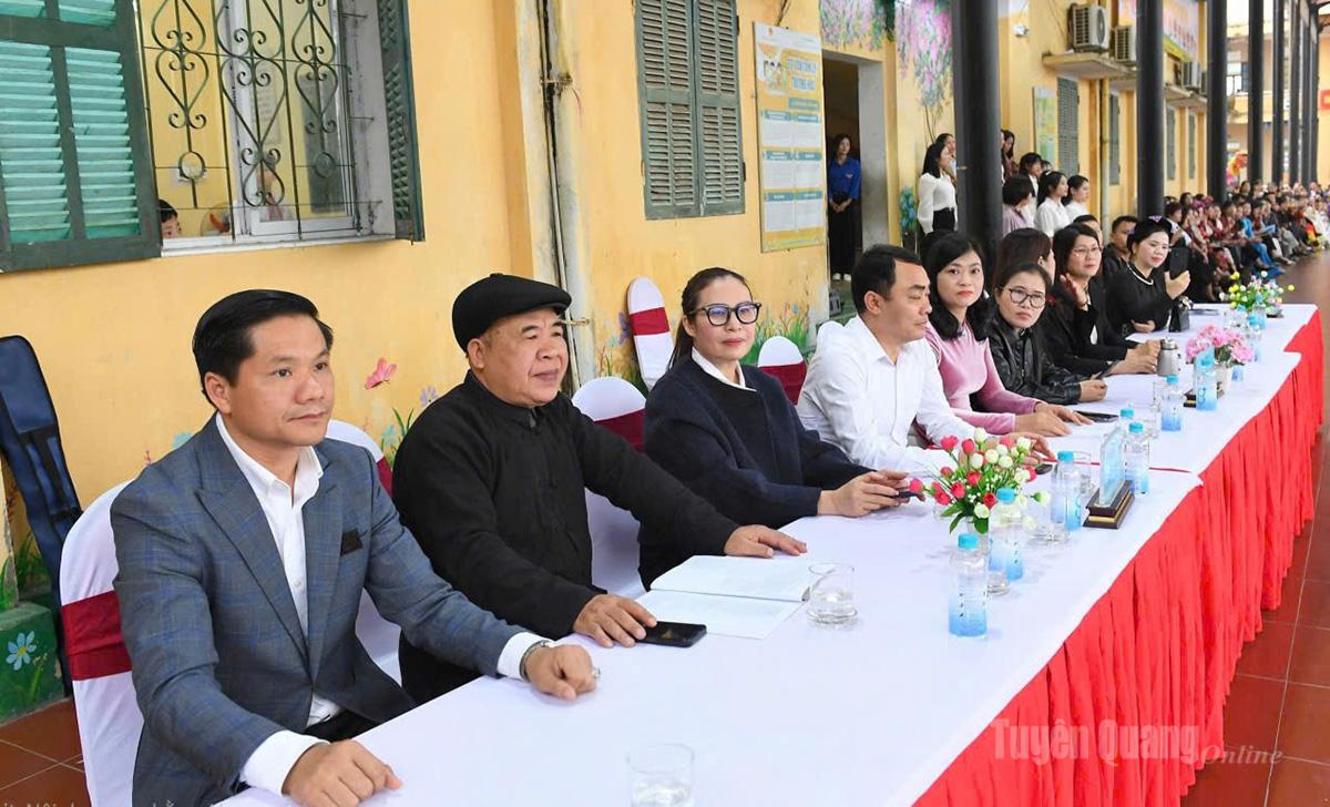 Lãnh đạo Sở Giáo dục và Đào tạo và các đại biểu dự hội thảo.