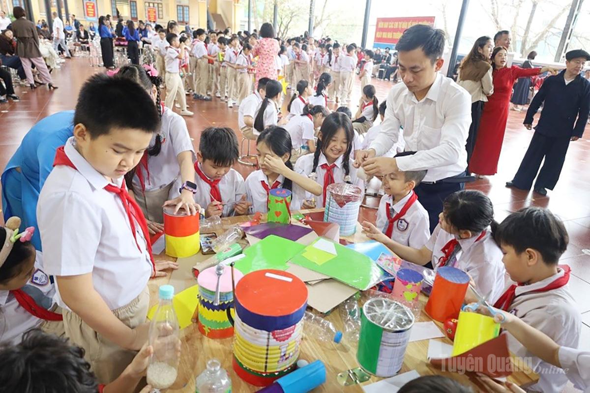 Học sinh sáng tạo các mô hình nhạc cụ từ vật liệu tái chế.