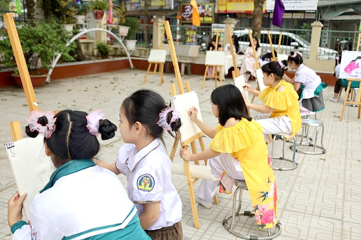 Học sinh tham gia hoạt động vẽ tranh.