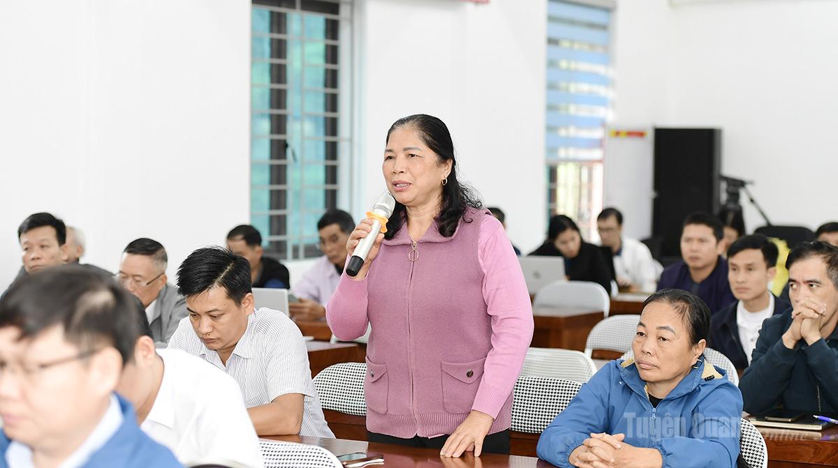 Cử tri xã Bằng Hành nêu ý kiến tại buổi tiếp xúc cử tri.