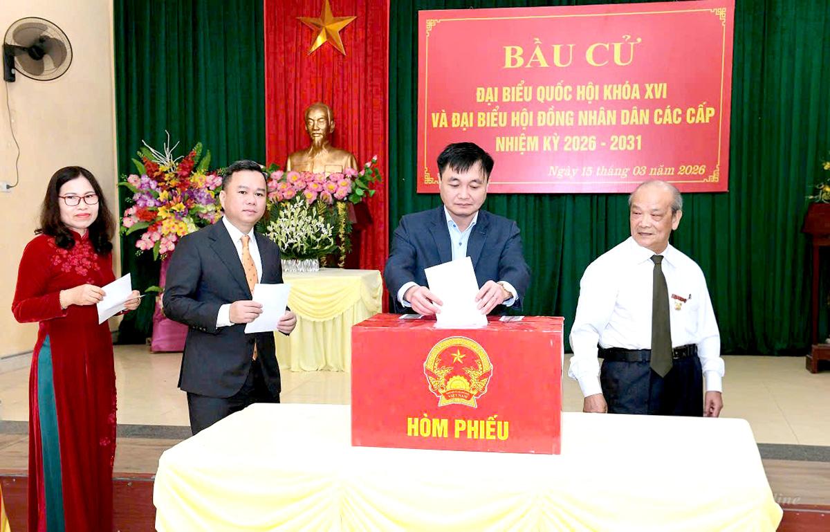 Giám đốc Sở Nội Vụ Đỗ Anh Tuấn bỏ phiếu bầu cử.