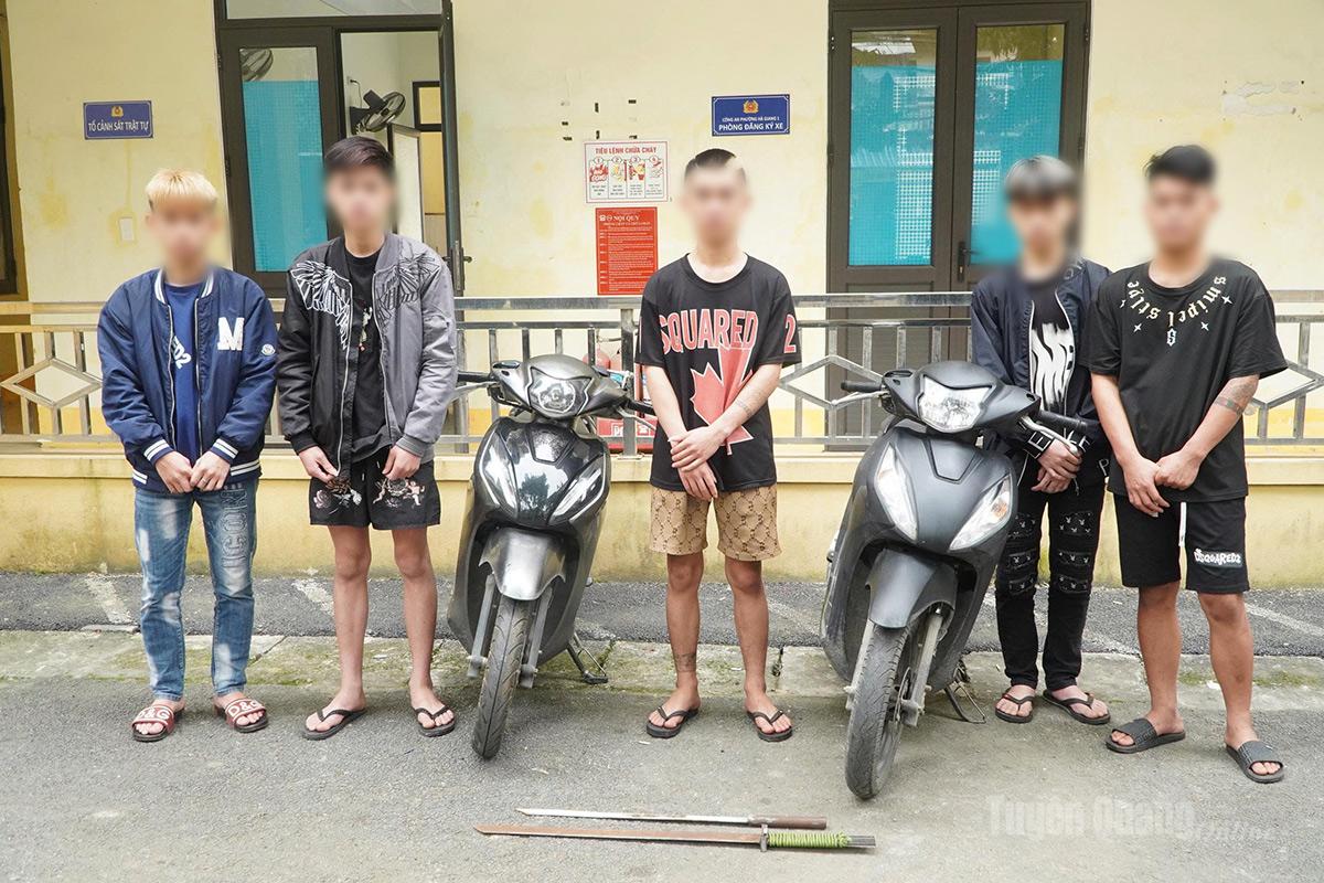 5 thanh thiếu niên sử dụng hung khí nguy hiểm.