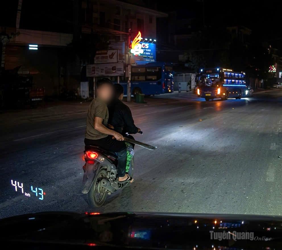 Các đối tượng ngang nhiên điều khiển phương tiện và sử dụng hung khí.