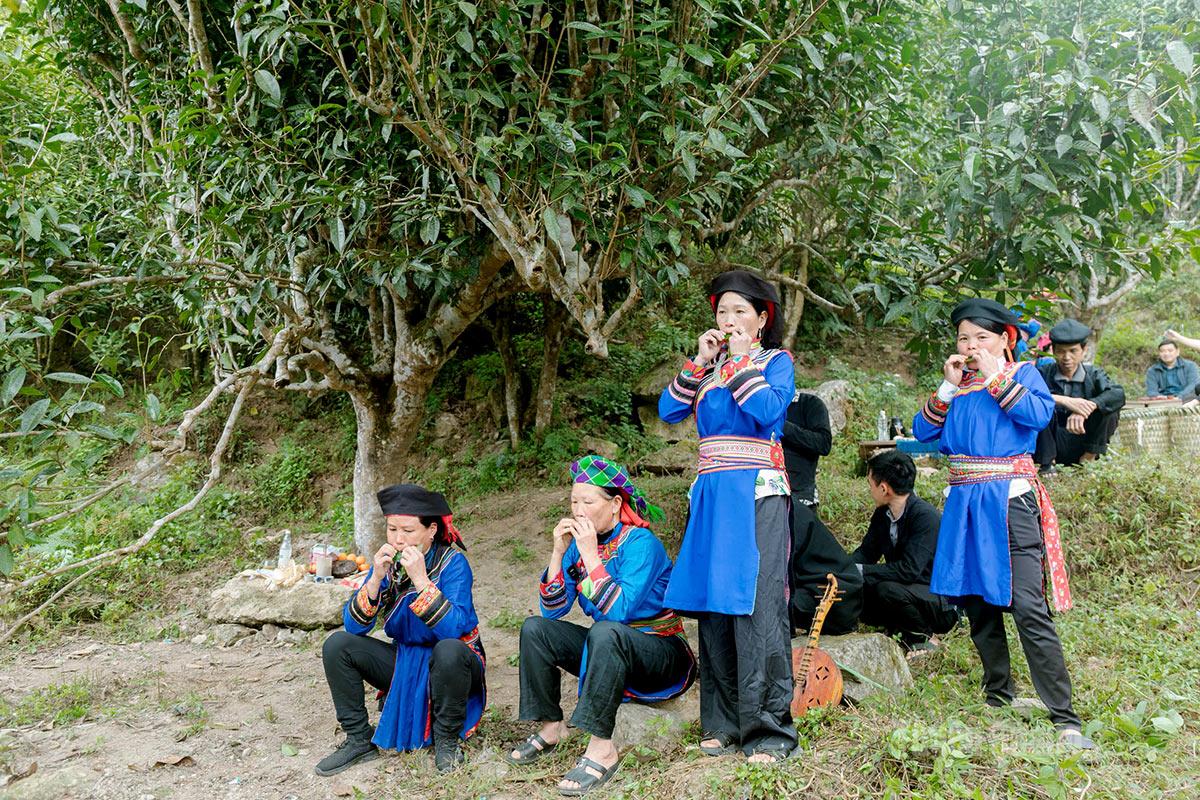 Người dân trình diễn thổi kèn lá.