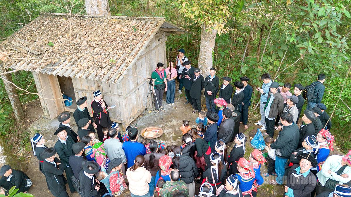 The “Nam Mieu” shrine in Hop Nhat village and Khu Tru San village dates back to around 1426, with worship rituals maintained continuously by generations of local people.