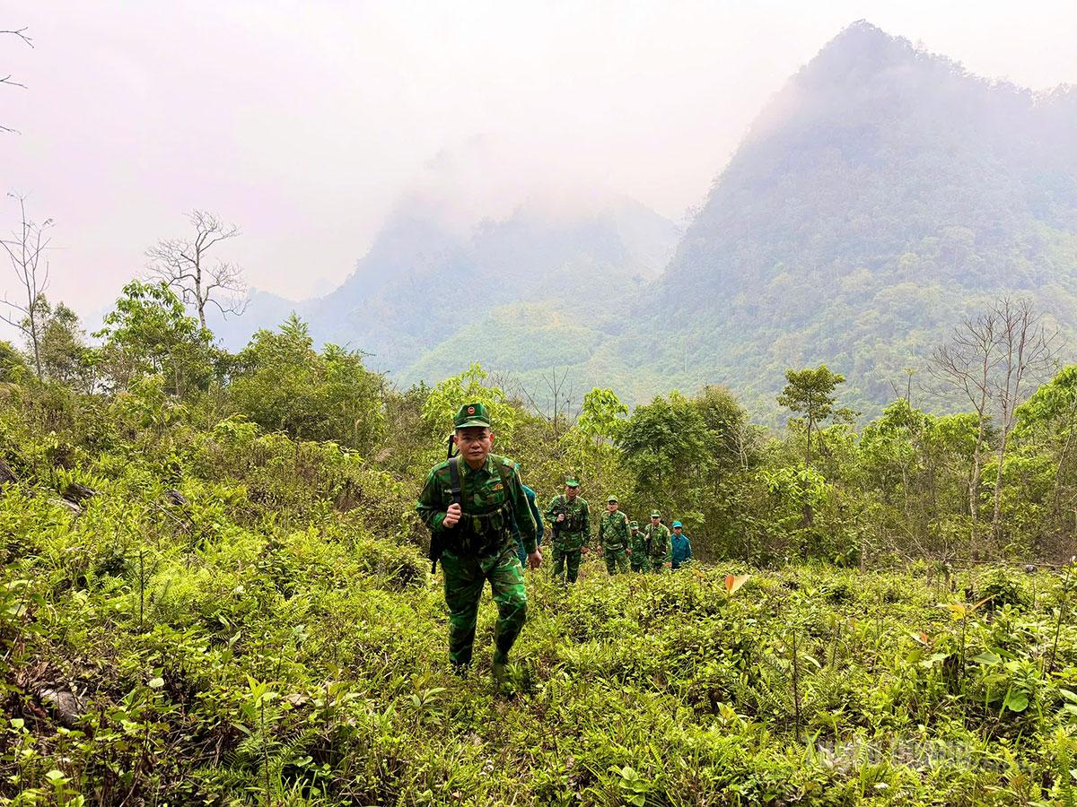 Cán bộ, chiến sĩ Đồn Biên phòng Sơn Vĩ phối hợp tuần tra, bảo vệ biên giới.