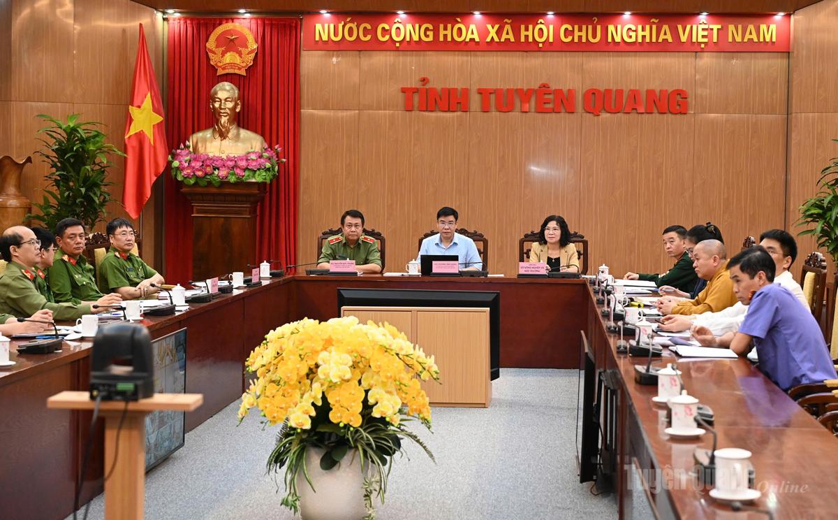 Đồng chí Hoàng Gia Long, Ủy viên Ban Thường vụ Tỉnh ủy, Phó Chủ tịch UBND tỉnh, lãnh đạo Công an tỉnh, Sở Nông nghiệp và Môi trường dự hội nghị tại điểm cầu Tuyên Quang.