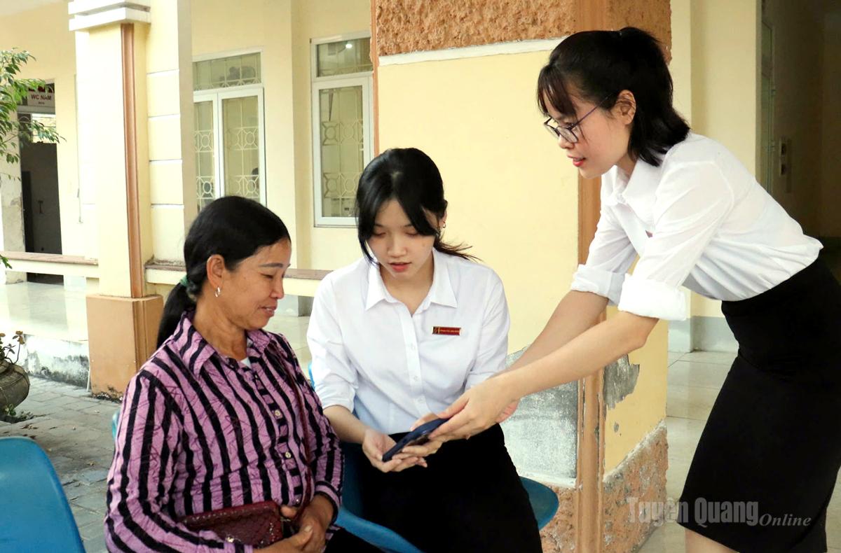 Cán bộ ngân hàng Agribank Vị Xuyên tư vấn khách hàng các gói tín dụng an toàn, lãi suất thấp.