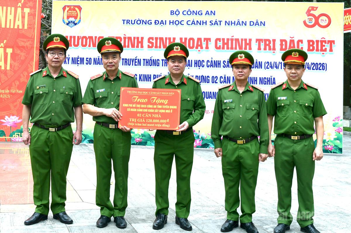 Lãnh đạo Trường Đại học Cảnh sát nhân dân trao biểu trưng cho lãnh đạo Công an tỉnh về việc hỗ trợ xây dựng 2 căn nhà cho cán bộ, chiến sĩ có hoàn cảnh khó khăn.