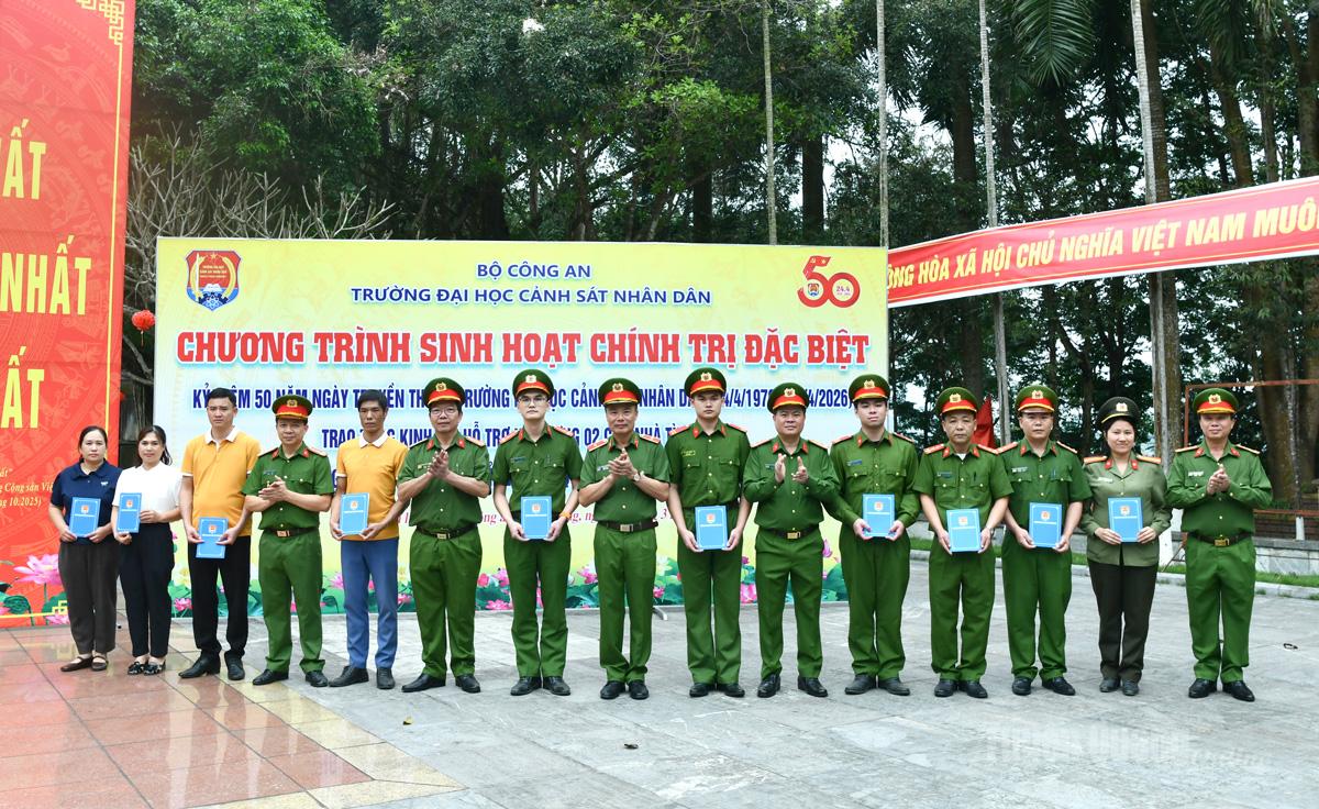 Lãnh đạo Trường Đại học Cảnh sát nhân dân trao quà, mỗi suất trị giá 5 triệu đồng cho cán bộ, chiến sĩ, lao động hợp đồng có hoàn cảnh khó khăn.
