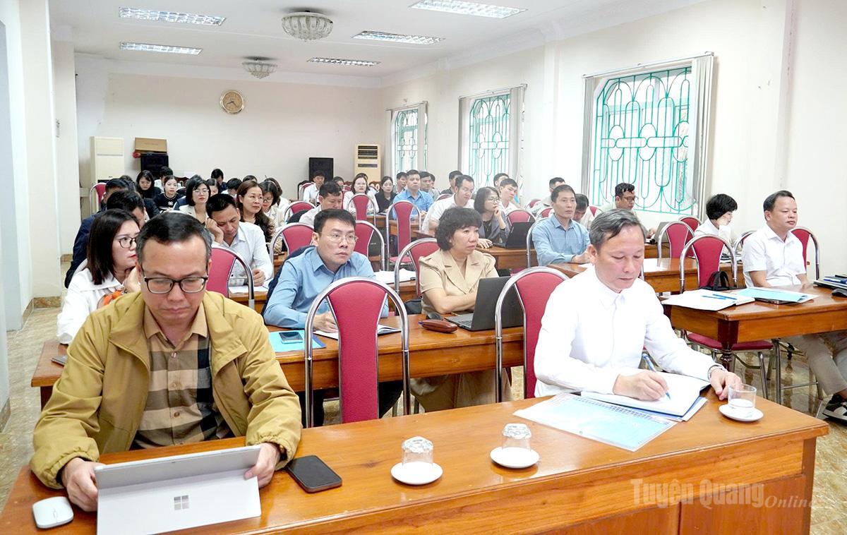 Lãnh đạo Thống kê Tuyên Quang và các điều tra viên tham gia lớp tập huấn nghiệp vụ thu thập thông tin.