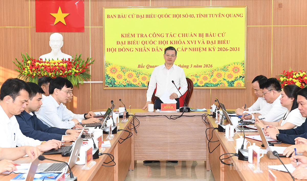 Đồng chí Chủ tịch HĐND tỉnh Nguyễn Văn Sơn phát biểu kết luận buổi làm việc.