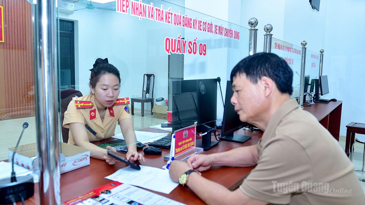 Người dân đến giải quyết thủ tục hành chính tại Bộ phận Tiếp nhận và Trả kết quả tập trung, Công an tỉnh.