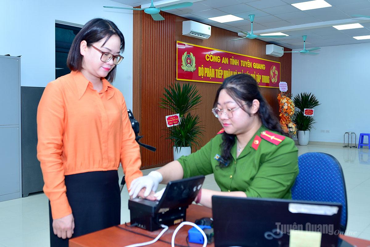 Người dân đến giải quyết thủ tục hành chính tại Bộ phận Tiếp nhận và Trả kết quả tập trung, Công an tỉnh.