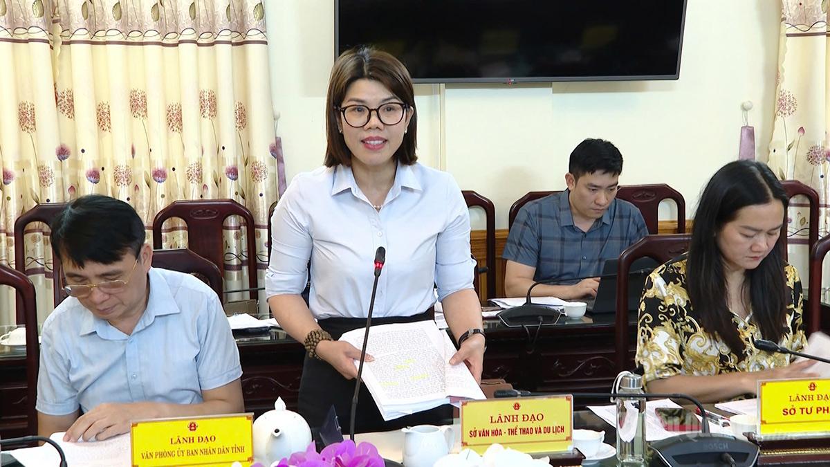 Lãnh đạo Sở Văn hóa - Thể thao và  Du lịch trình bày dự thảo nghị quyết tại cuộc họp..