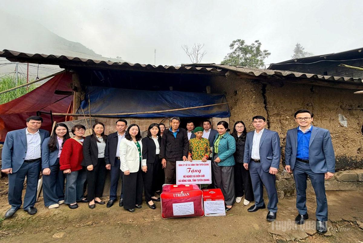 Sở Tài chính trao quà tặng và hỗ trợ xây mới 1 ngôi nhà cho hộ nghèo, tại thôn biên giới xã Đồng Văn, tỉnh Tuyên Quang.